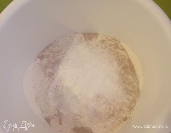 Тесто: в миску просеять 500 г муки, добавить дрожжи, соль, сахар и перемешать.