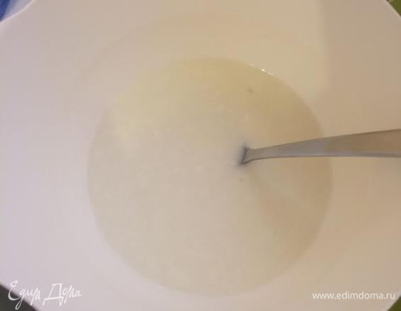 Смешать теплое мацони (можно заменить кефиром 3.2%) с теплой водой и добавить к муке, перемешать.