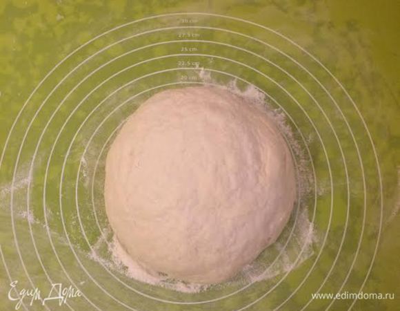 Замесить тесто, постепенно добавляя оливковое масло. Тесто должно получиться мягкое. Муки может уйти чуть больше. Накрыть пленкой и салфеткой, оставить на 1.5 часа. Спустя 1.5 часа обмять тесто и дать постоять еще 30 минут.