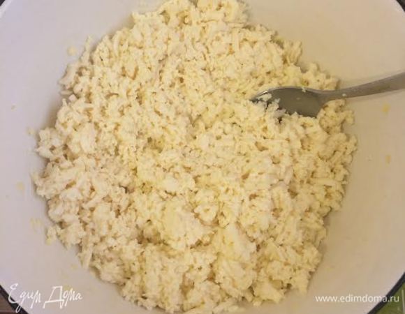 Готовим начинку. Натереть на крупной терке имеретинский сыр, добавить 2 белка и перемешать (желтки не выбрасывать, они нам пригодятся).