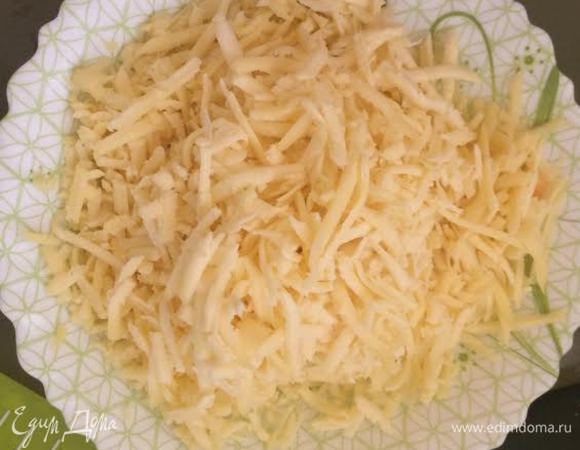 Отдельно натереть сулугуни на крупной терке.