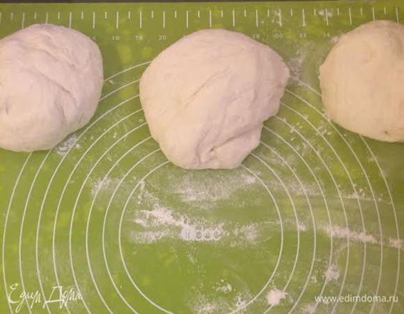 Духовку нагреть до 250°C. Тесто разделить на 3 колобка.
