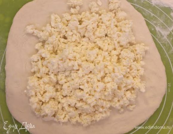 Колобок слегка раскатать, выложить на него имеретинский сыр.