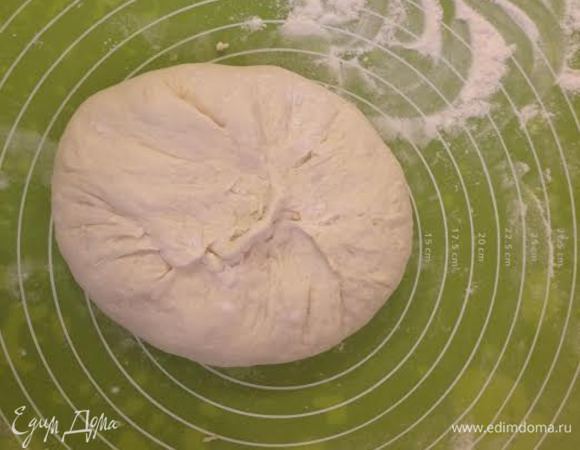 Cоединить края теста, защипить и перевернуть швом вниз.