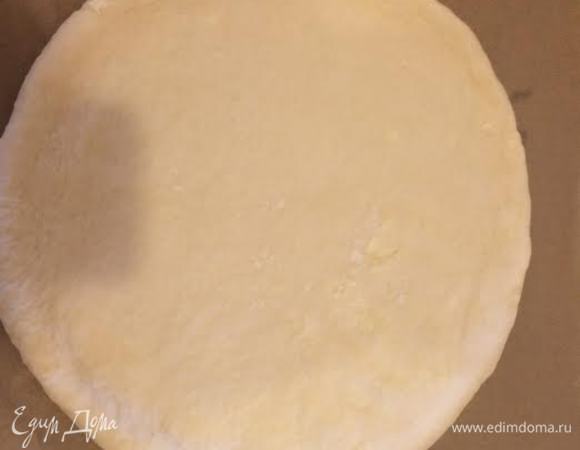 Противень застелить бумагой для выпечки, переложить на него хачапури и аккуратно раскатать, чтобы лепешка стала плоской 1.5 см. В середине сделать дырочку.