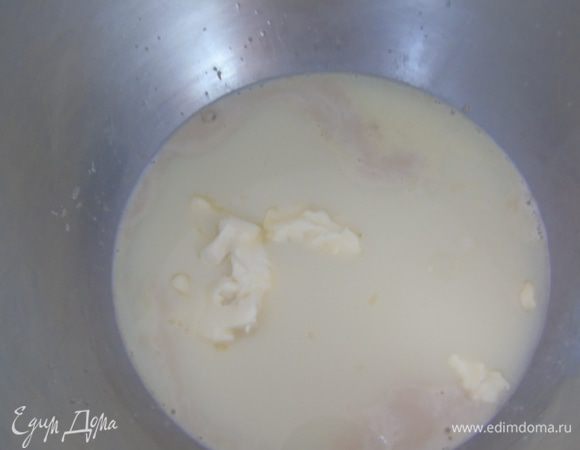 Добавить мягкое сливочное масло и начать замес, постепенно подсыпая просеянную муку.