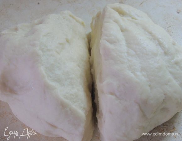 Разделим тесто на две части.