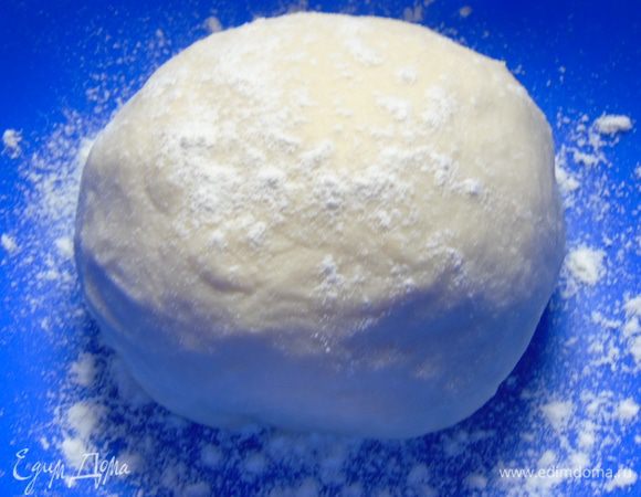 Одну часть кладем в припыленную мукой миску, накрываем (я пленкой) и оставляем на час подойти.