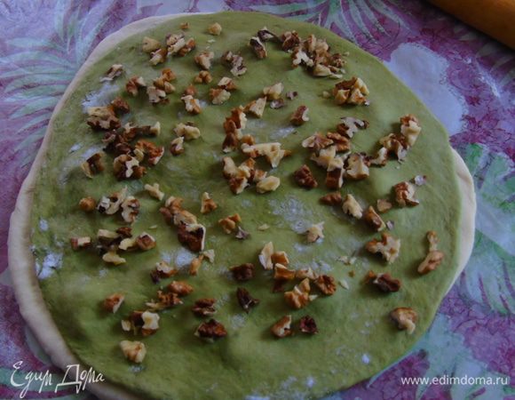 Раскатываем зеленое тесто и присыпаем оставшимися орехами.