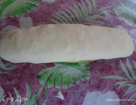 Заворачиваем в рулет и, накрыв полотенцем, даем подойти 25-30 минут.