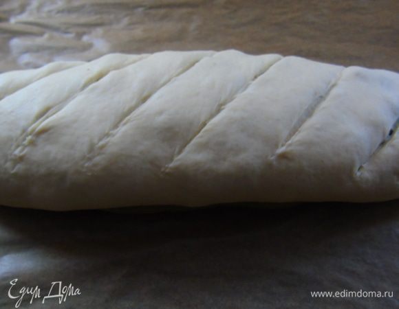 Делаем сверху надрезы и отправляем в разогретую до 190°C духовку на 30-35 минут.