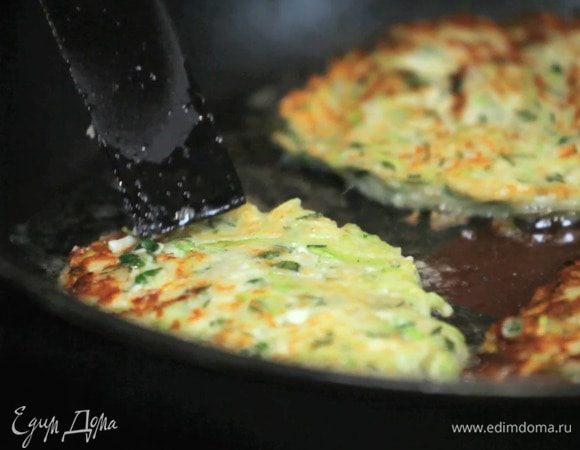 Разогреть масло в сковороде и обжаривать оладьи по 4 минуты с каждой стороны.