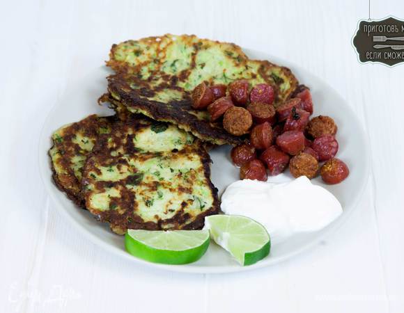 Подавать оладьи с чоризо, сметаной и долькой лайма.