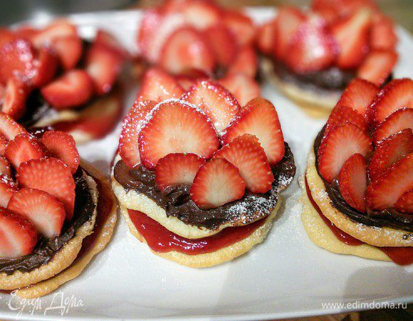 Помоем, разрежем, выложим верхним слоем. Притрусить сахарной пудрой и подавать. 