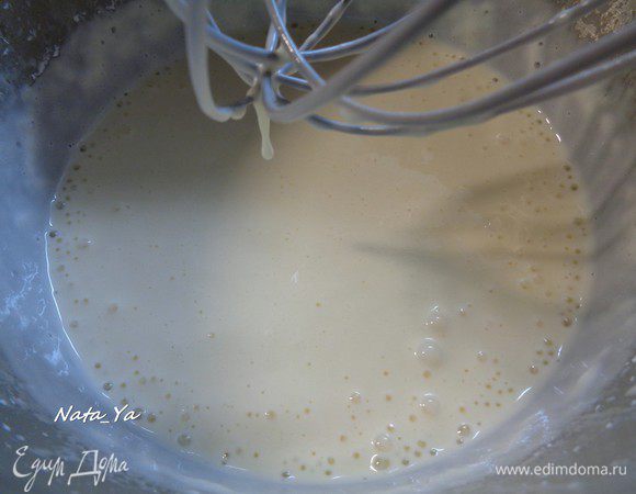 Продолжая взбивать добавить остальные продукты: молоко, творог, масло и крахмал.