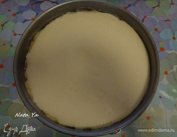 Творожную массу вылить на тесто и хорошо распределить.