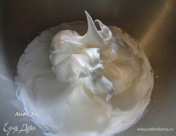 В это время взбить 4 белка с оставшимися 5 ст.л. сахара. 