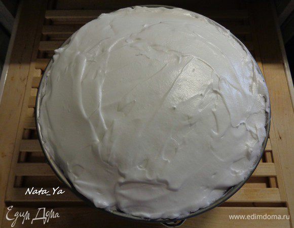 Распределить безе на запекшуюся творожную массу. Хорошенько размазать и выпекать еще 15 минут.