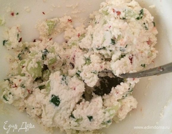 В миске смешать все ингредиенты кроме помидоров xерри и хлеба.
Паприку я брала хлопьями и на вкус отлично и цвет. Можно заменить свежим перцем.