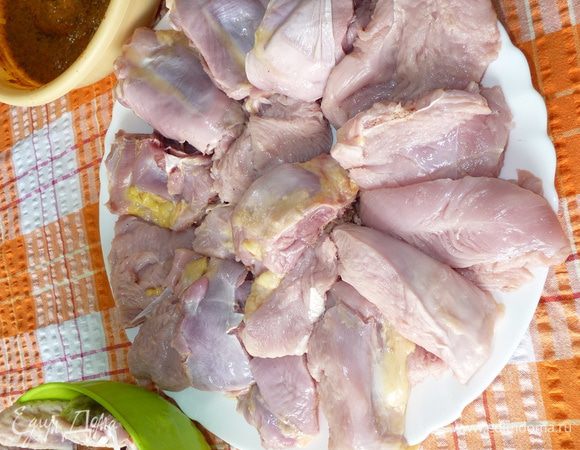 Тем временем индейку разрезаем на порционные куски. Хочу сказать, что крылья, голени, шею я убираю (в морозильную камеру), оставляя лишь мясистые части. Кожу и лишний жир срезаем.