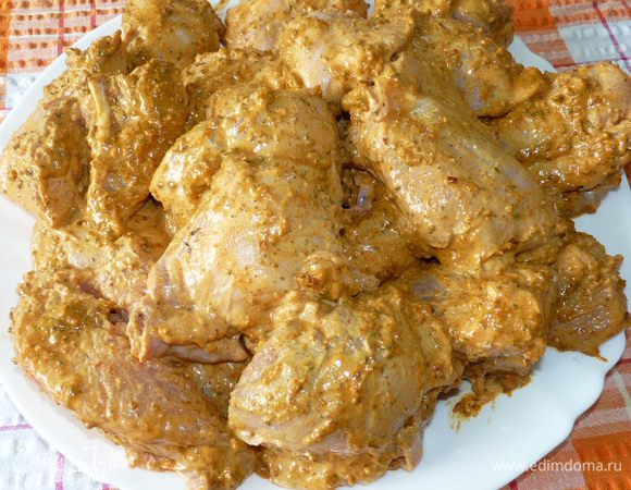 Каждый кусочек тщательно перемазываем маринадом. Даем настояться хотя бы минут 40, а лучше на ночь (у меня ушло около 2 часов).