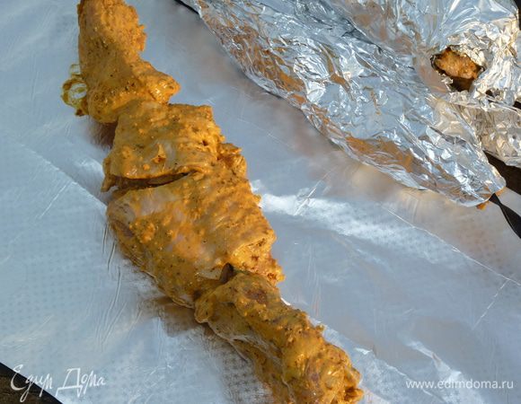 Нанизываем мясо на шампура и оборачиваем каждый в 3 слоя фольги.
