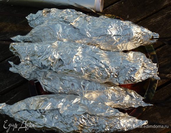Жарим на заранее подготовленных углях 40 минут, регулярно проворачивая вокруг оси (каждые 3-5 мин, в зависимости от жара). Затем аккуратно (чтобы не обжечься) снимаем фольгу и жарим 20-25 минут, переворачивая по мере подрумянивания. 