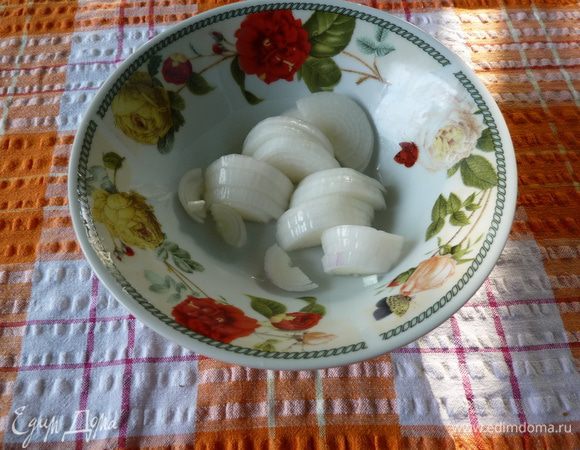 Лук нарезать полукольцами.