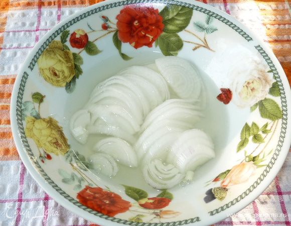 Делаем маринад для лука: соль, сахар растворить в белом бальзамическом уксусе на небольшом огне, не доводя до кипения. Залить горячим лук и дать немного постоять.