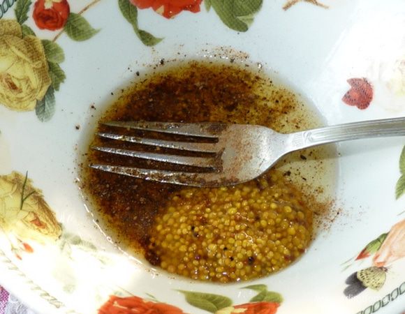 Масло, горчицу и смесь перцев смешиваем.