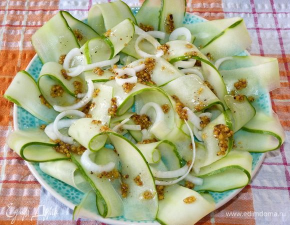 Слить с лука маринад. Огурцы выкладываем на тарелки, солим, добавляем лук, и заливаем заправкой.