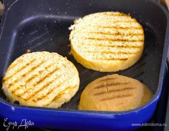 Разогреть сковороду-гриль и подсушивать хлеб до появления румяных полосок.