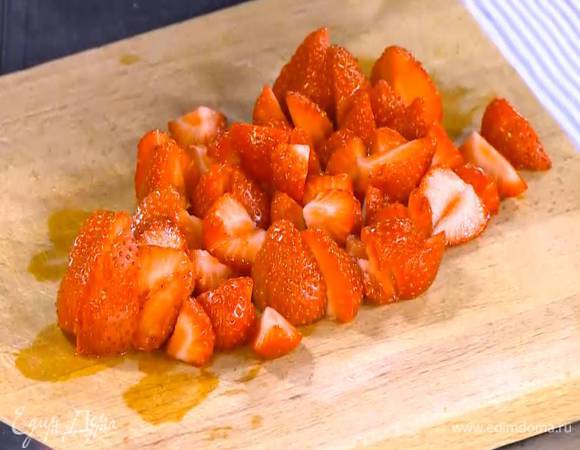 Клубнику разрезать на 4 части (немного ягод оставить целыми для украшения).