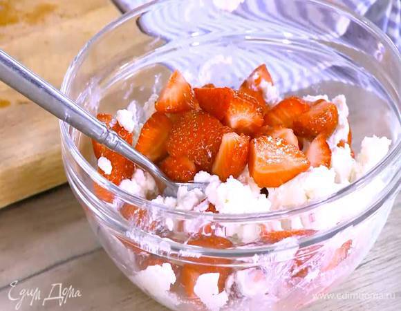 Рикотту слегка размять, добавить клубнику, сахарную пудру, влить ликер и все перемешать.