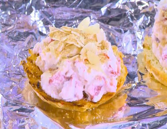 Рикотту с клубникой выложить на ломтики бриоши, равномерно распределить ее, посыпать миндальными лепестками, а сверху коричневым сахаром.