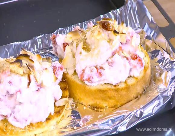 Отправить брускетты под разогретый гриль на 3 минуты, затем украсить оставшейся клубникой и листьями мяты.