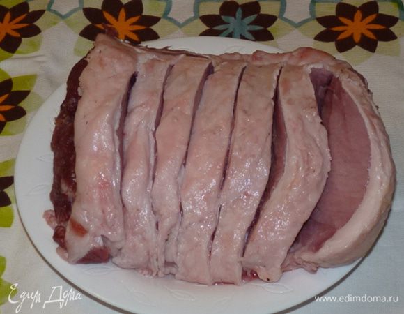 Корейку нарезать дольками, не доходя до кости.