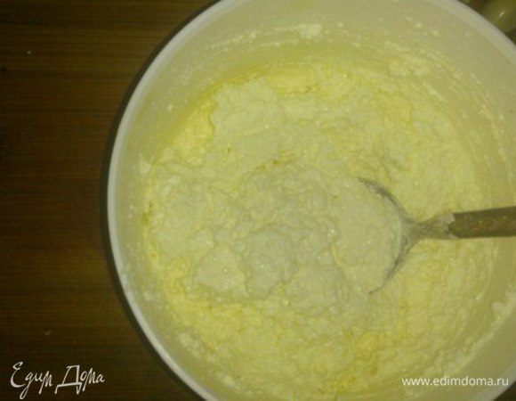 Две небольшие свеклы отправить вариться до готовности — около 40-50 минут. Смешать творог и сметану. 