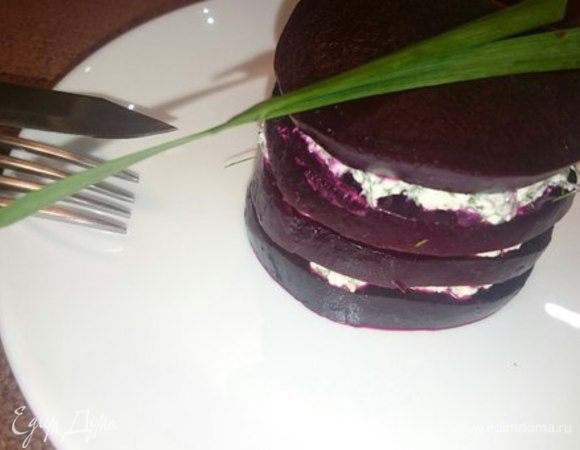 Измельчаем чеснок и укроп и добавляем вместе с солью к творогу со сметаной. Свеклу остужаем, чистим, режем на пластики. Укладываем каждый пластик друг на друга, промазывая каждый творожной массой. При подаче можно поперчить и украсить любой зеленью. 