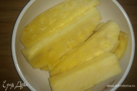 Средний ананас почистить и нарезать пластиками. В данном рецепте используется половинка ананаса.