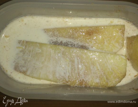 Натереть дольки сахаром и специями и залить сливками. Убрать на пару часов в холодильник. Можно на ночь. 