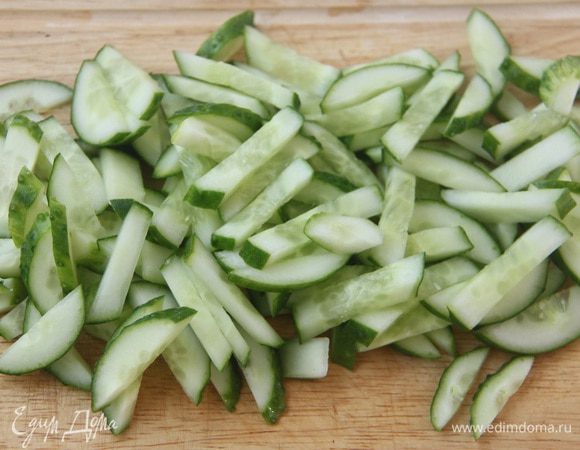 Свежие огурцы нарезать брусочками.