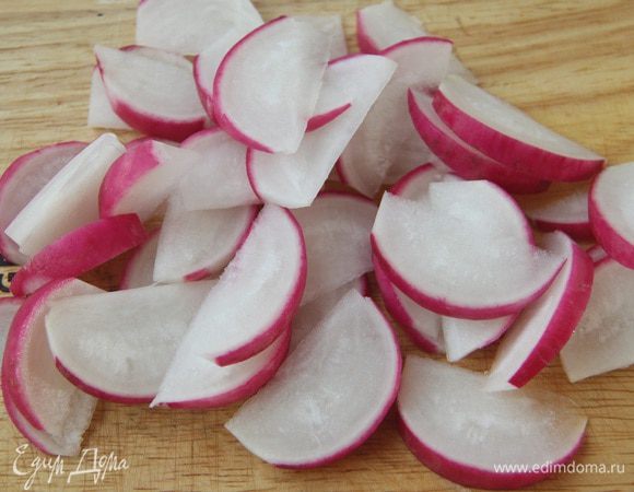 Редис нарезать на дольки.