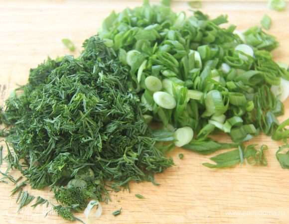 Мелко нарезать зелень.