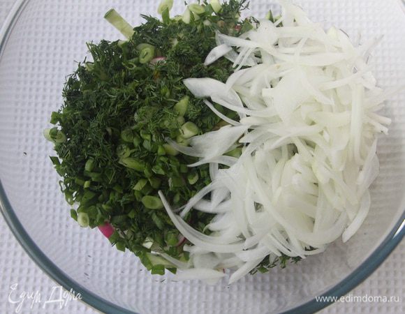 Соединить все подготовленные овощи.