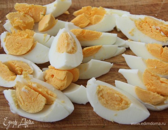 Вареные яйца нарезать вдоль на четвертинки и еще раз.
