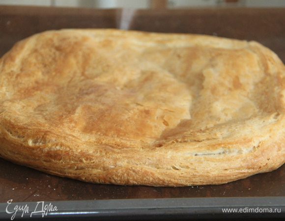 Слоеный корж выпечь в духовке при 180°C до готовности (минут 20).