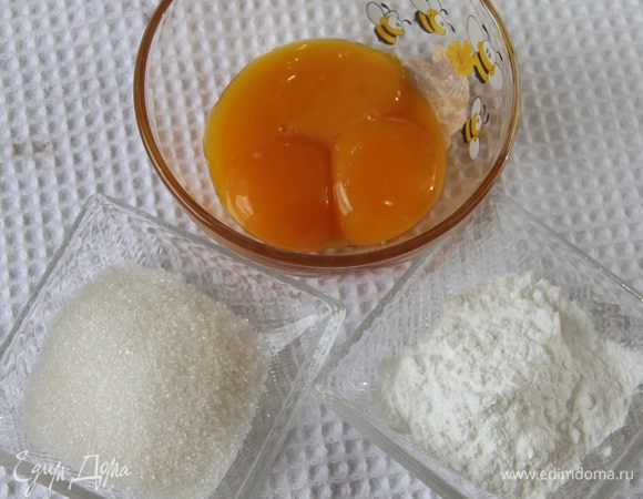Для заварного крема смешать 3 желтка, 3 ст.л. сахара и 2 ст.л. крахмала.
