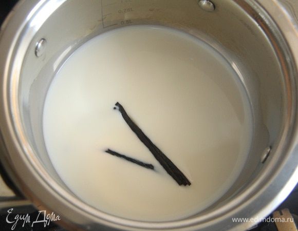 Стакан молока довести до кипения с половинкой стручка ванили. Дать немного настояться. Стручок убрать. 