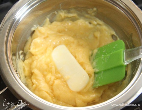 Горячее молоко по столовой ложке добавлять к яичной смеси, энергично помешивая, чтобы желтки не свернулись. Соединить яичную смесь с молоком. Проварить смесь до состояния густого крема. Процедить через сито. Добавить 2 ст.л. сливочного масла, взбить в пышный крем.